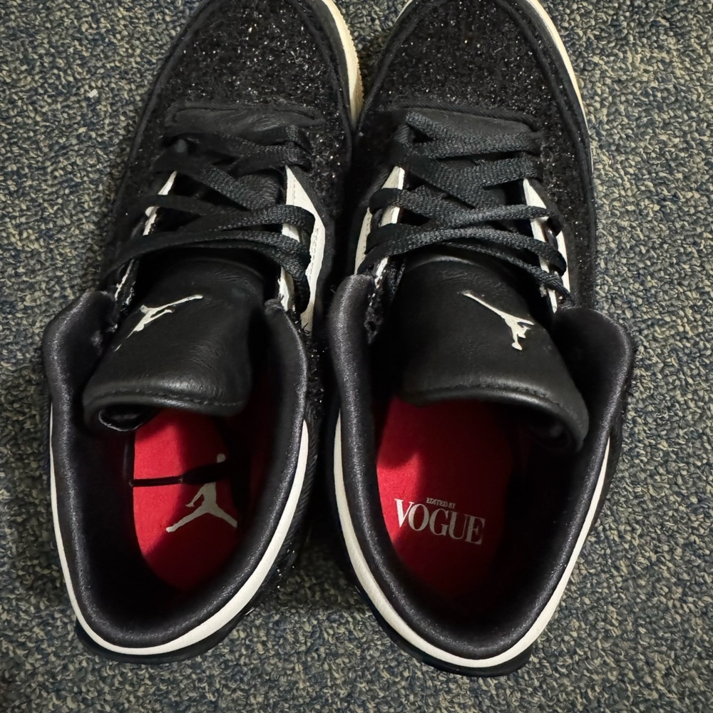 Selling my Nike x Vogue collab. This is pretty great excellent pre owned. Size 8 - Picture 3 of 7